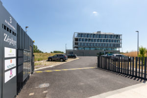 entrée extérieure vers bâtiment Le Zéphyr Toulouse